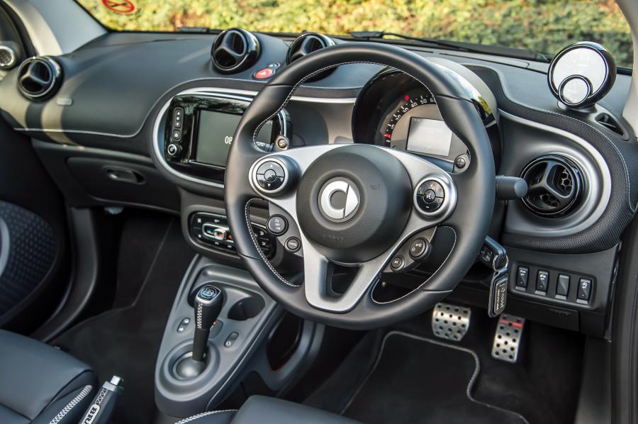 Торпедо Smart ForTwo Cabrio Xclusive by Brabus 2016 года  (UK) (фото 9 из 13)